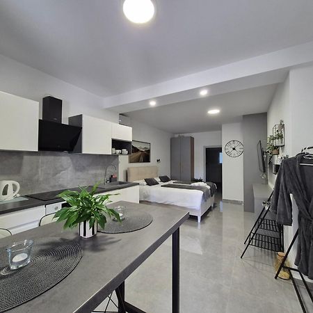 Cave With Free Parking Apartment พูลา ภายนอก รูปภาพ