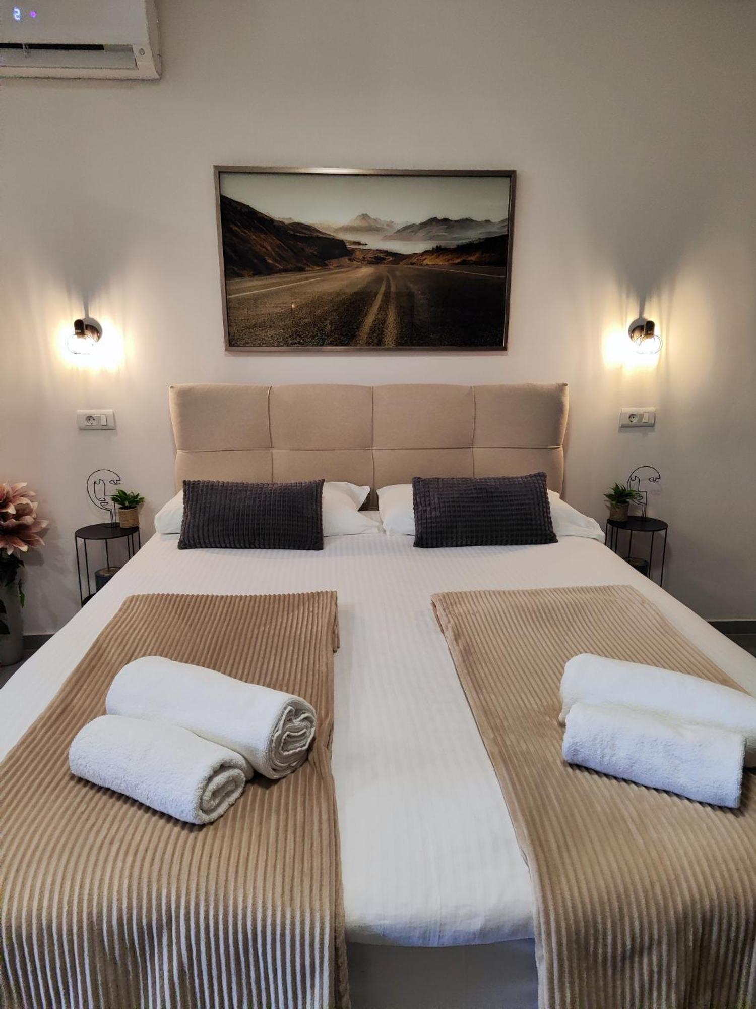 Cave With Free Parking Apartment พูลา ภายนอก รูปภาพ